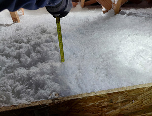 Zateplení stropu rodinného domu pomocí foukané izolace